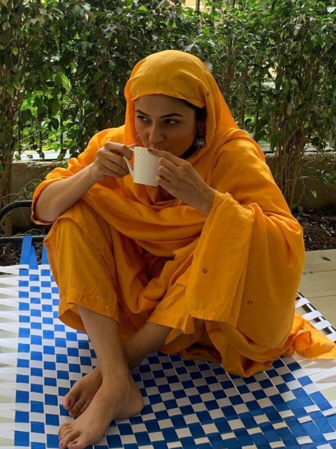 मंझी पर बैठीं पंजाब की कटरीना, बोलीं- चाय पी लो फ्रेंड्स