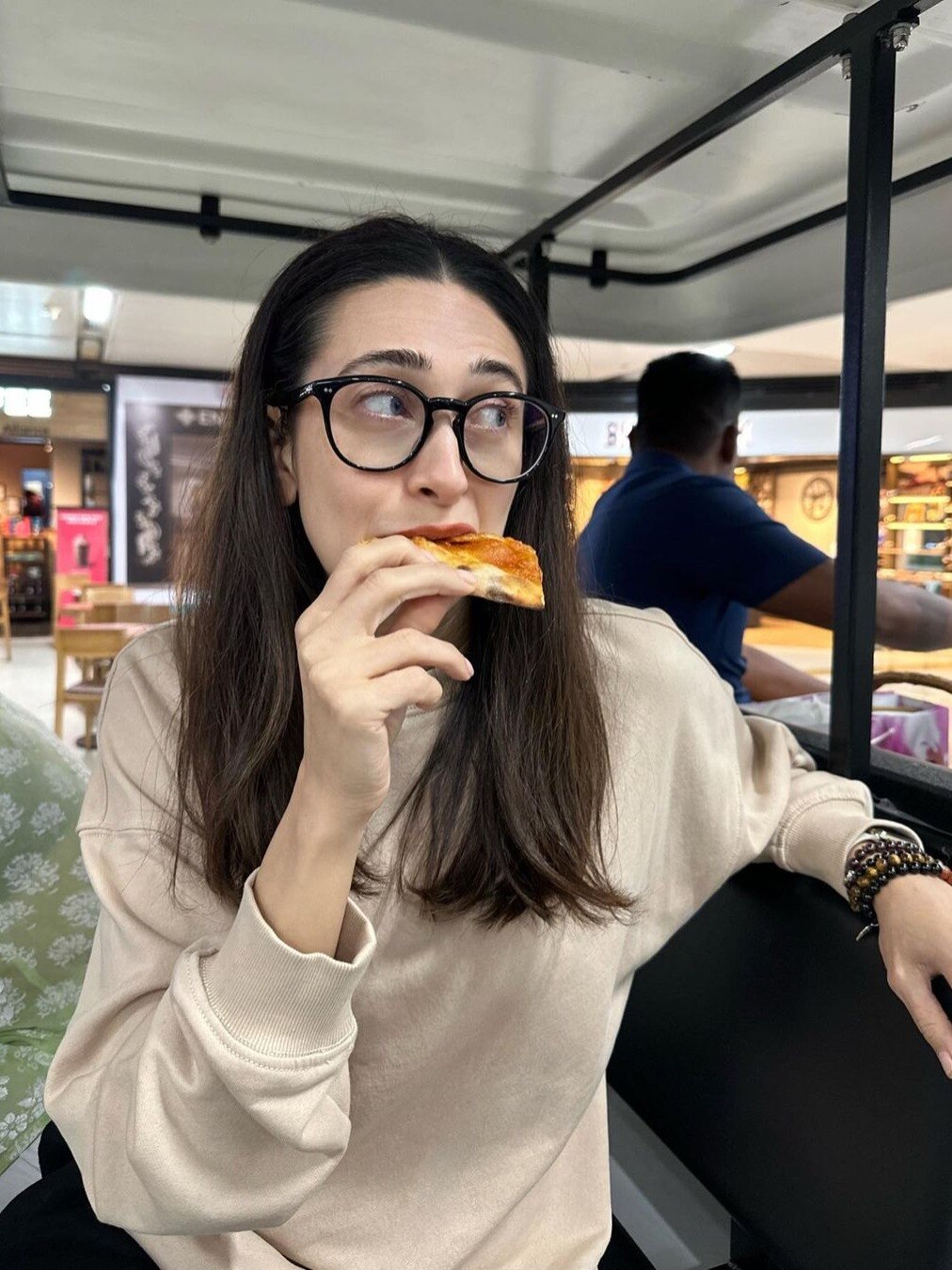 48 की उम्र में पिज्जा खाकर फिट रहती हैं करिश्मा! 17 साल की बेटी की लगती हैं बड़ी बहन