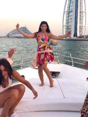 नोरा फतेही ने यॉट पर किया बेली डांस, किलर मूव्स से घायल किए दिल 