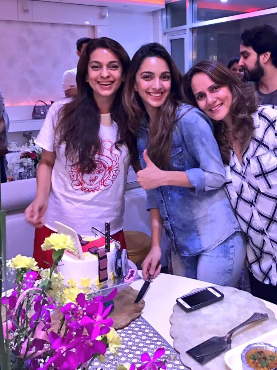 कियारा की शादी: जूही चावला ने शेयर कर दी फोटोज, यूजर्स बोले- तुम्हारा मोबाइल नहीं लिया?