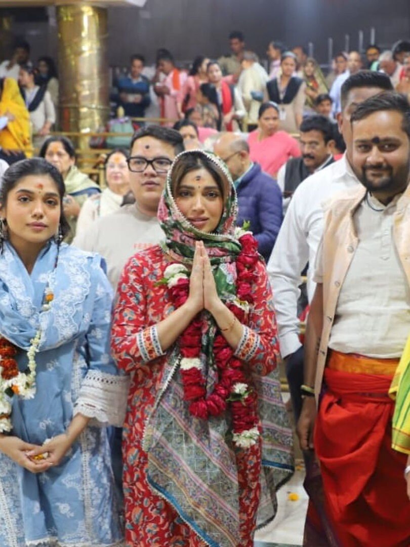 महाकाल के दरबार में भूमि पेडनेकर, हाथ जोड़कर मांगी मन्नत 