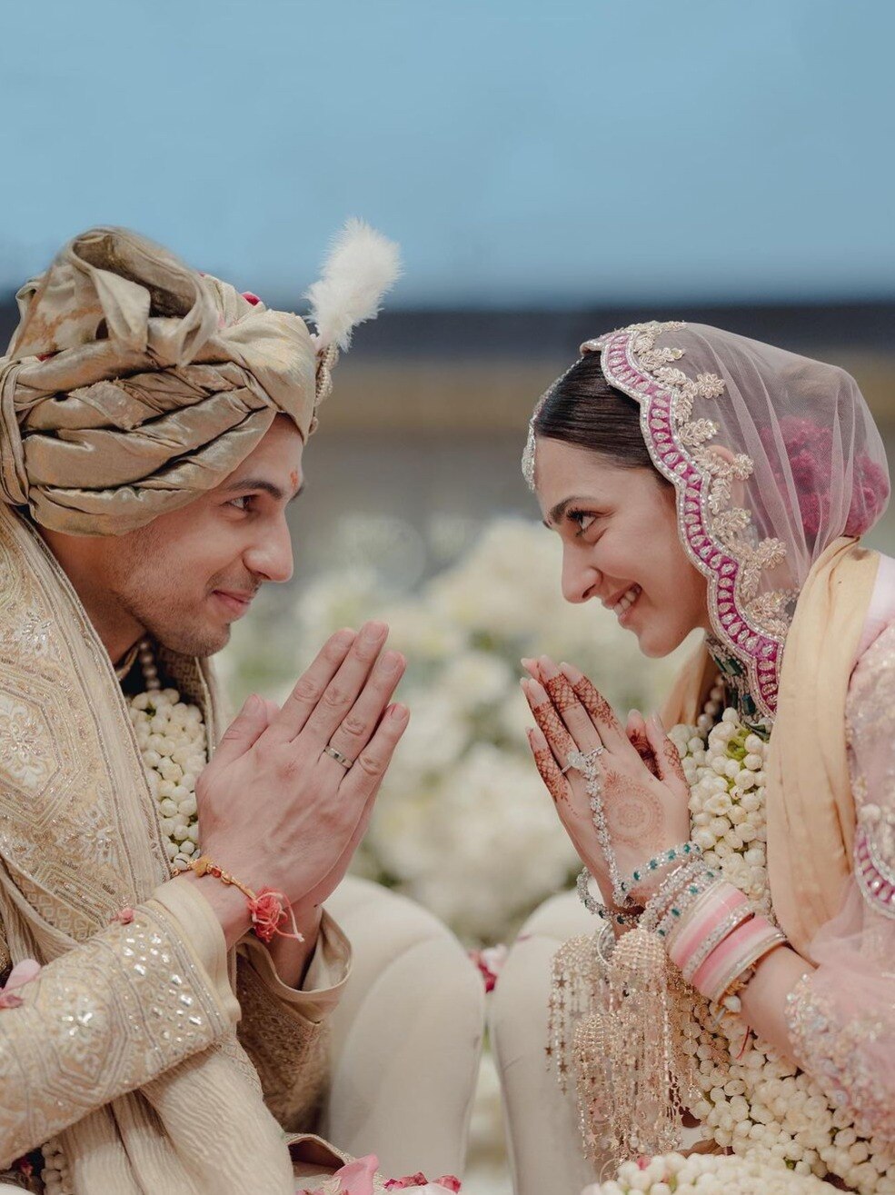 न लाल चूड़ा, न लाल लहंगा, गुलाबी रंग के जोड़े में दुल्हन बनीं कियारा, दिल हार बैठे फैन्स