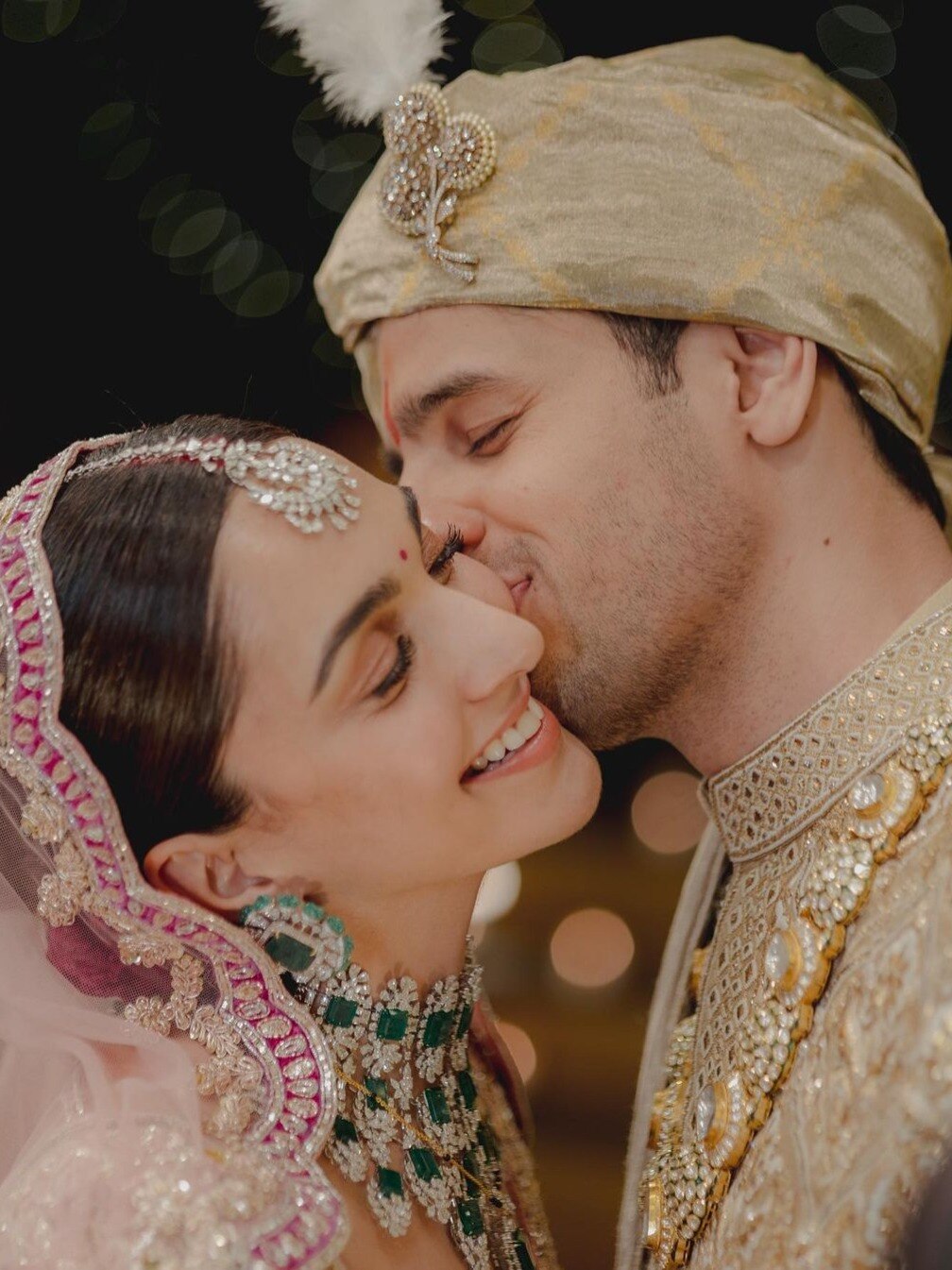 सिद्धार्थ ने कियारा को किया Kiss, शादी की पहली तस्वीर आई सामने