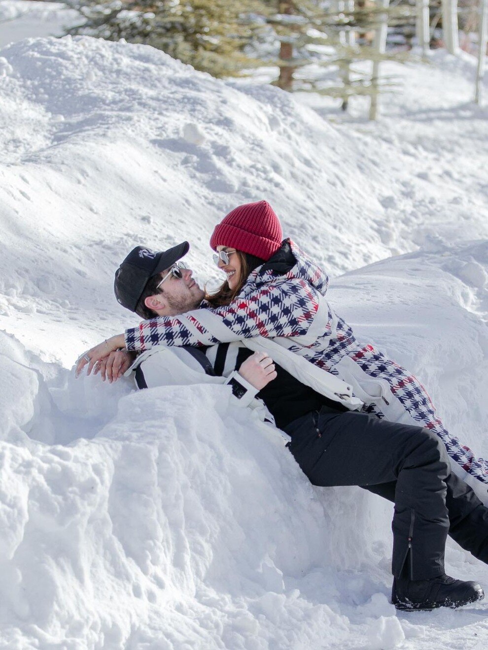 बर्फीली वादियों में प्रियंका का रोमांस, पति निक संग हुईं इंटीमेट, कहां थी बेटी मालती?