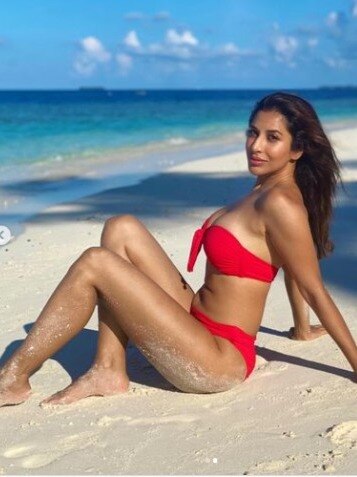 41 की उम्र में परफेक्ट है सोफी चौधरी की बिकिनी बॉडी, समंदर किनारे दिए पोज 