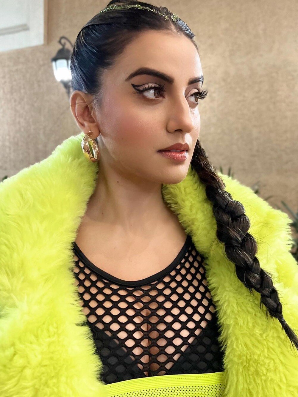 अक्षरा सिंह को देखकर भाग गया डॉगी, यूजर्स बोले- कर्म करो और वीडियो बनाओ