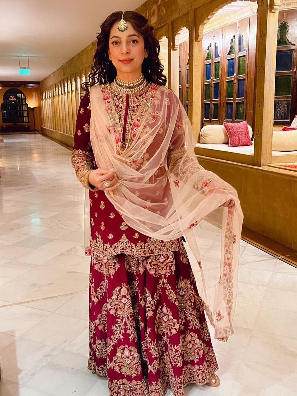 कियारा की शादी में जूही ने पहना शरारा, फैंस बोले- घूंघट की आड़ में दिलबर का...