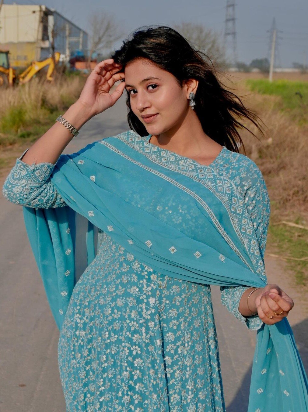 खेतों में 'कच्चा बादाम गर्ल' अंजलि अरोड़ा ने दिखाई अदाएं, नजाकत पर दिल हारे फैंस