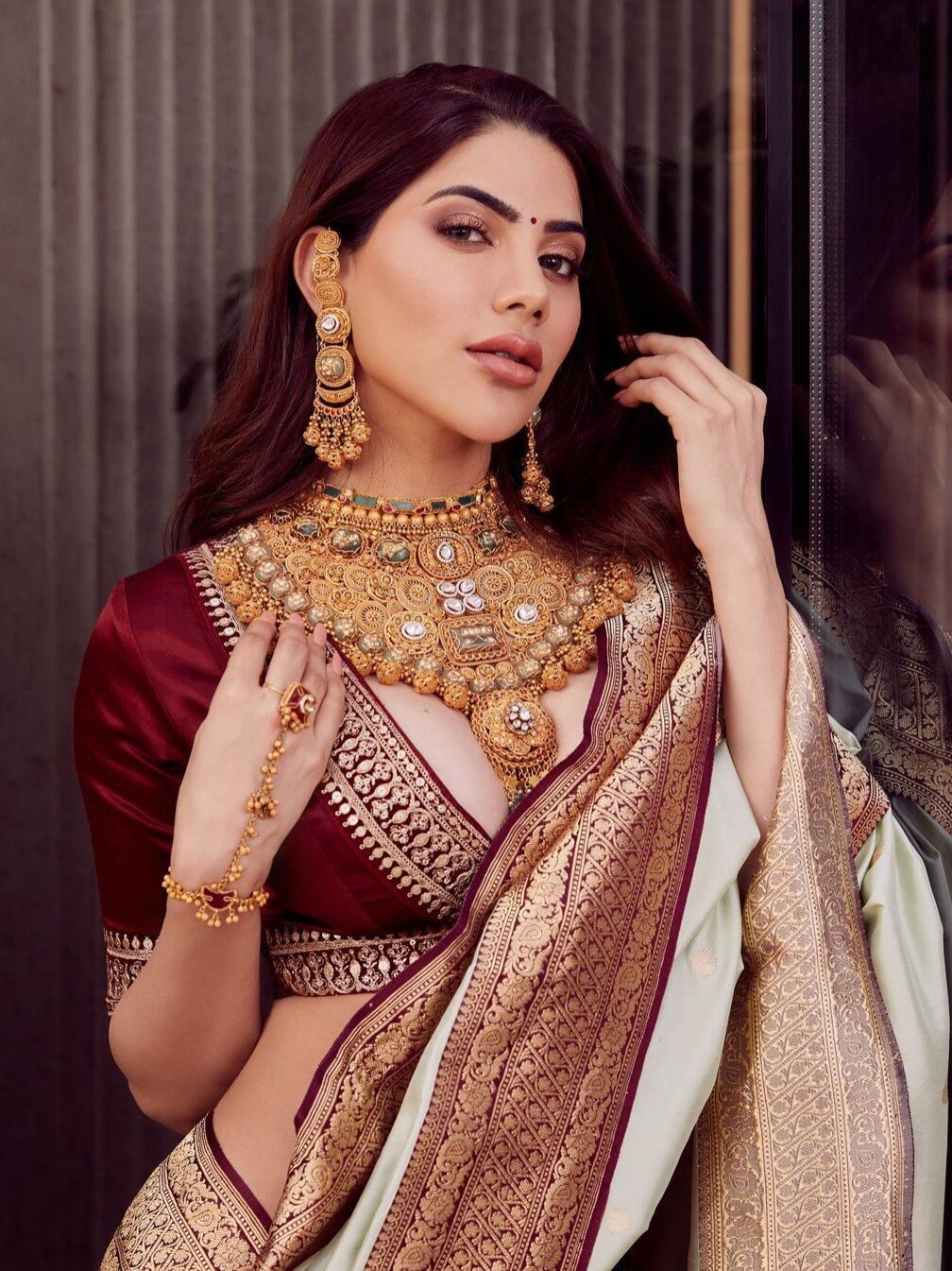 निक्की तंबोली का ट्रेडिशनल लुक, डीप नेक लाइन ब्लाउज से दिया नया ट्विस्ट