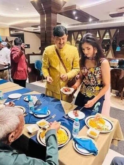 IAS की बेटी का ब्याह: होटल में बुलाए बेसहारा लोग, खुद हाथों से परोसा खाना 