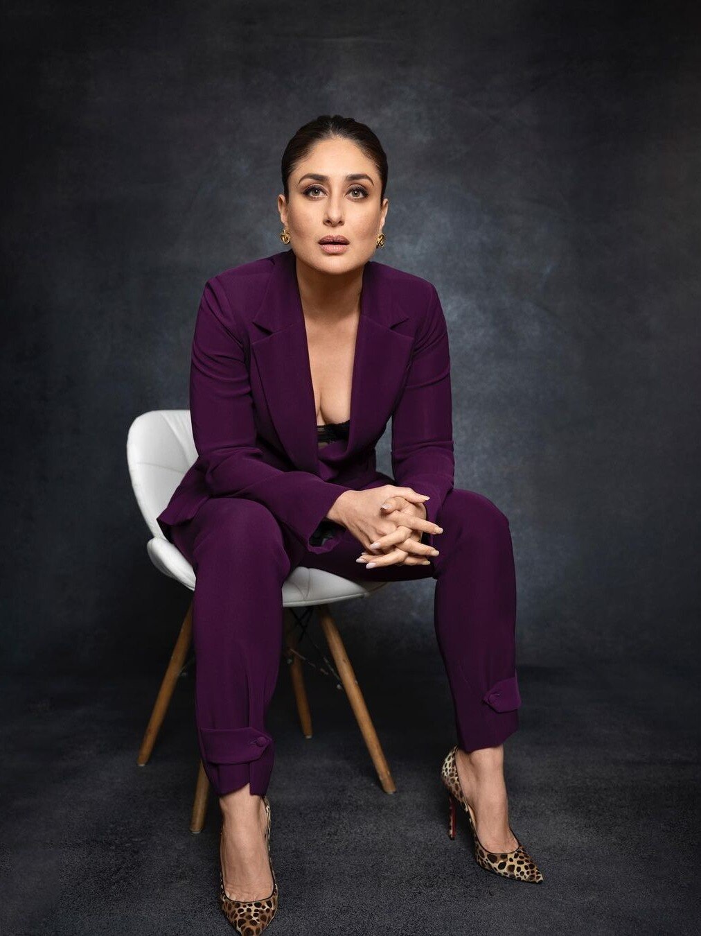 हाई हील्स, पैंट सूट में करीना कपूर का बॉसी लुक, तस्वीरों में दिखा फुल टशन