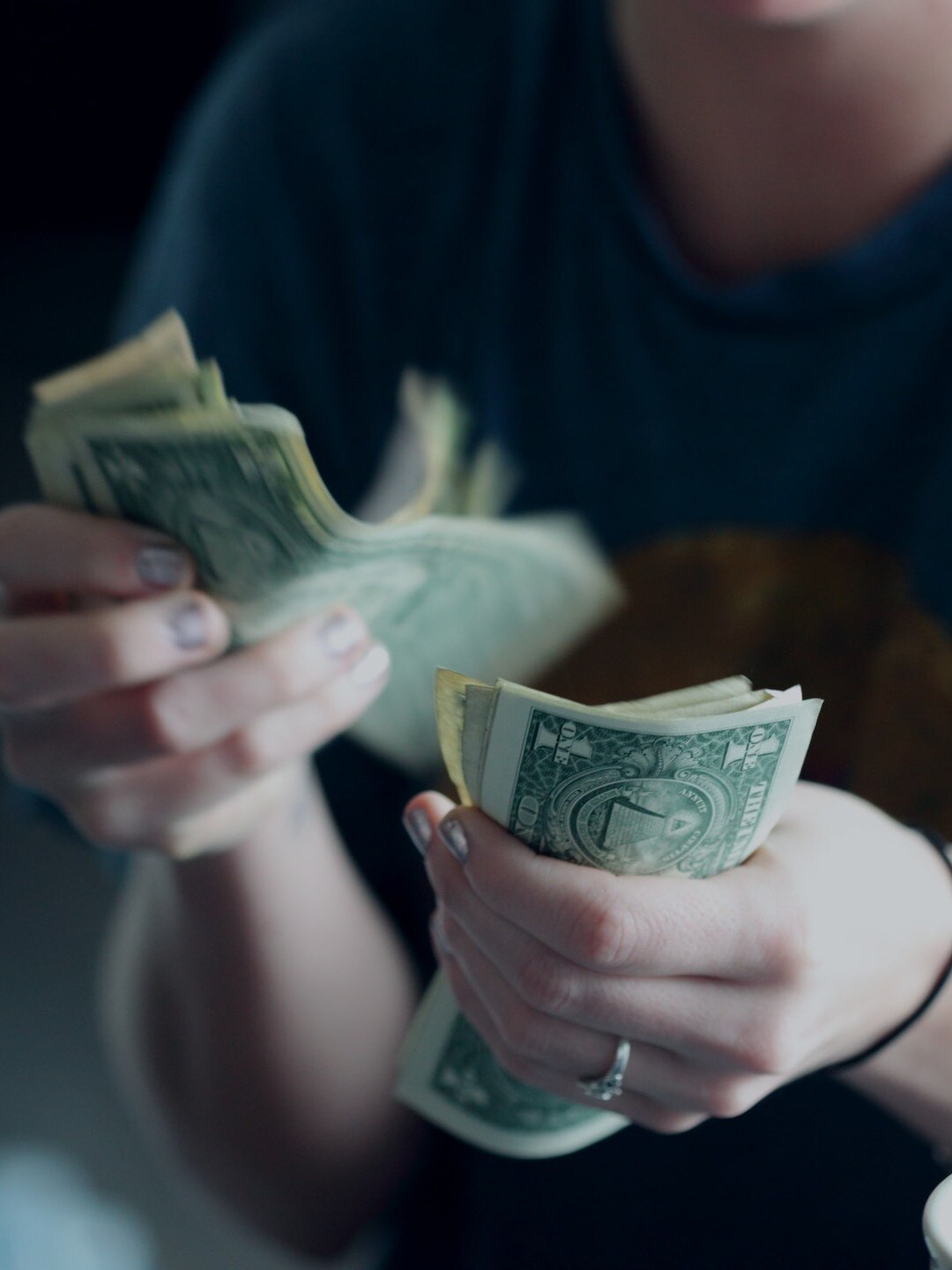 টাকা গুনতে নোটে থুতু লাগান? কাঙাল হবেন 