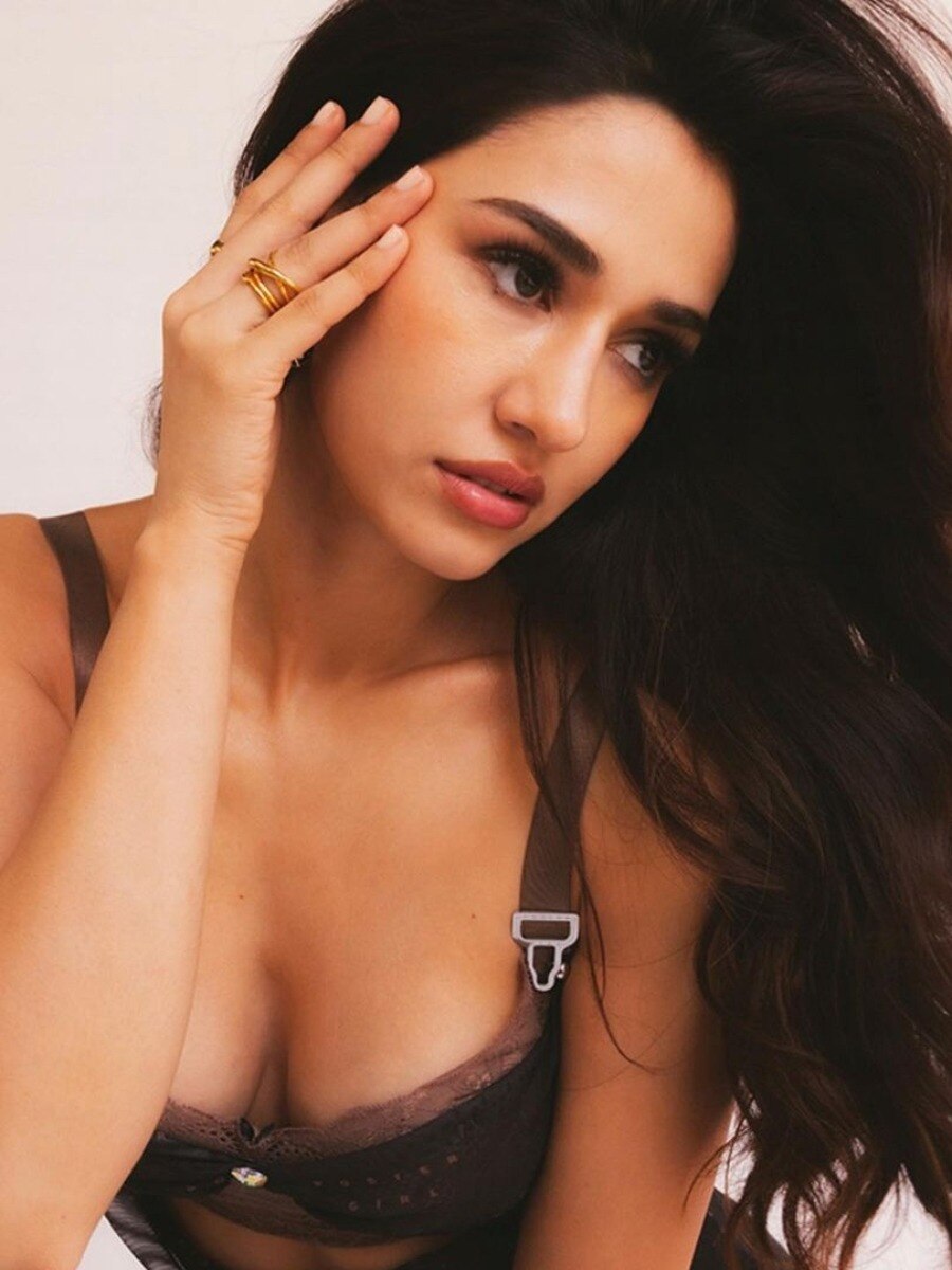 शॉर्ट ब्लैक ड्रेस में दिशा पाटनी ने दिखाई अदाएं, फैंस बोले- पटाखा