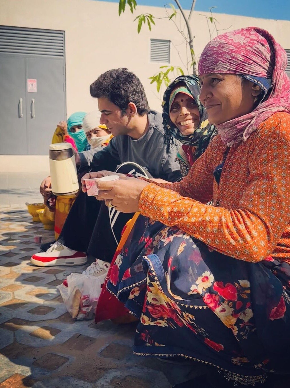 'डॉ मशहूर गुलाटी' महिलाओं संग सड़क पर चाय पीकर गुजार रहे जिंदगी, आखिर हुआ क्या?