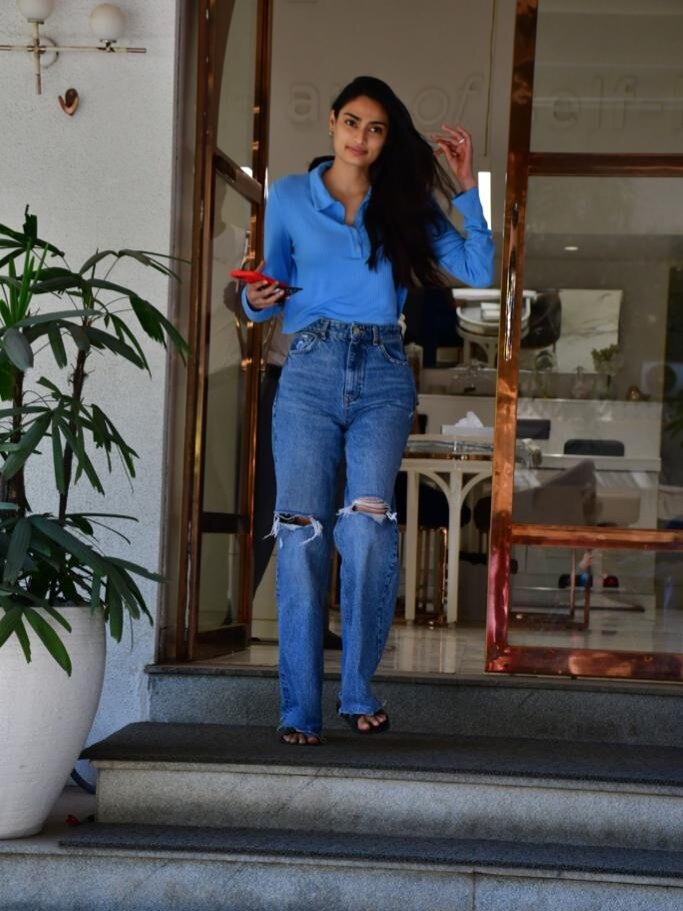 ट्रोल होने के बाद पैपराजी को देख मुस्कुराईं अथिया शेट्टी, यूजर्स बोले- दीदी हंसी