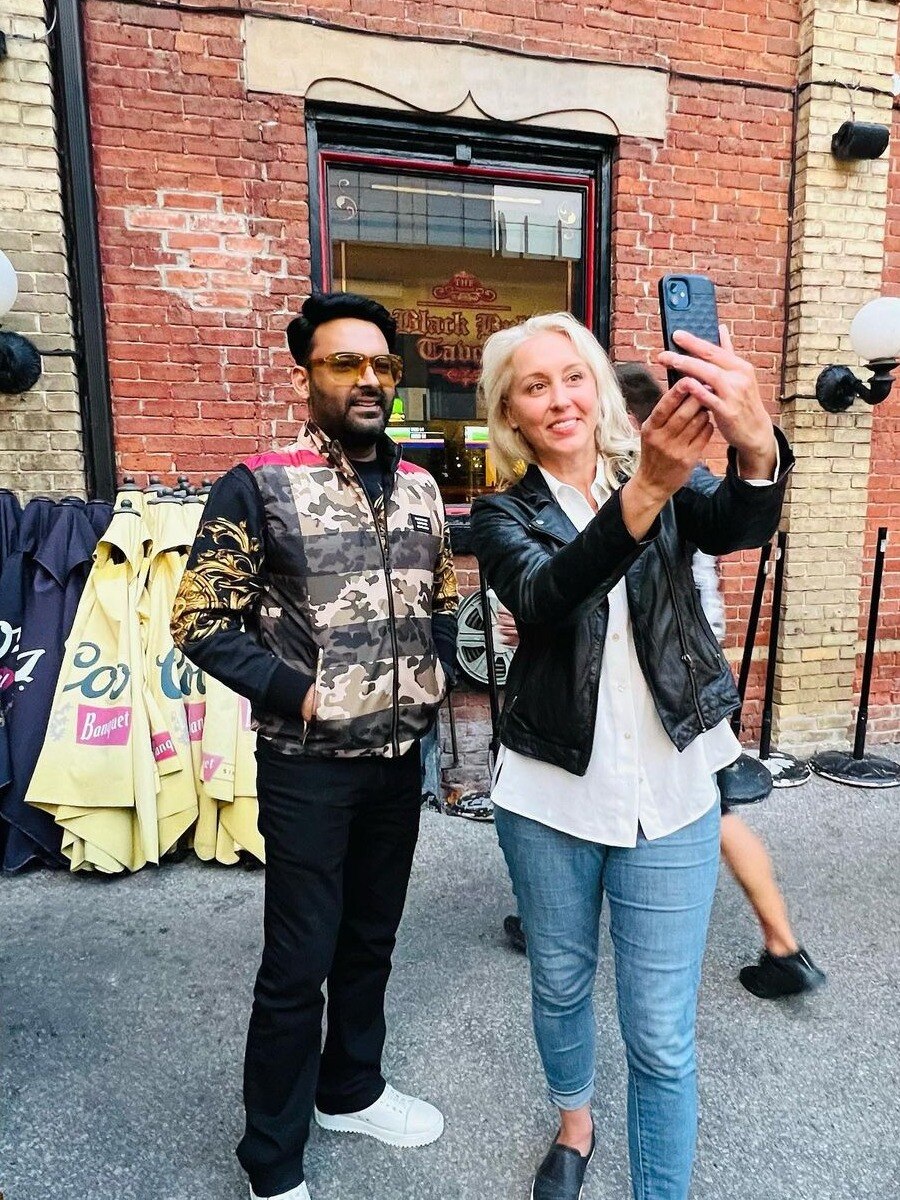 देसी कुड़ियां छोड़, गोरी मैम संग सेल्फी लेते दिखे कपिल, फैंस ने ली चुटकी