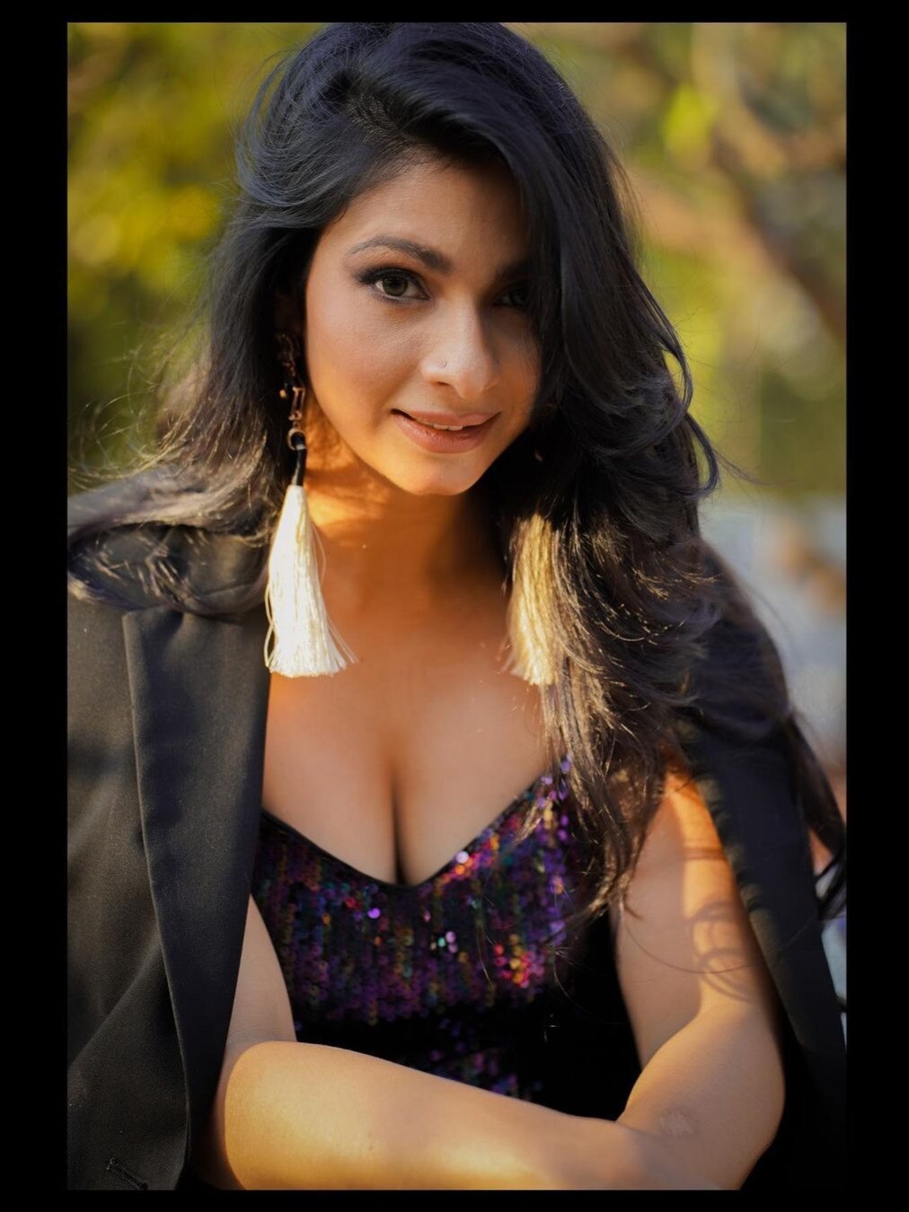 हाई हील्स, डीप नेक ड्रेस में 44 साल की ये एक्ट्रेस, उम्र को देती है मात, फिदा हुए फैन्स