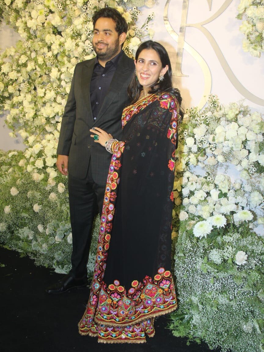 सिद्धार्थ-कियारा रिसेप्शन:पत्नी संग दिखे आकाश अंबानी, ब्लैक साड़ी में खूबसूरत लगीं श्लोका