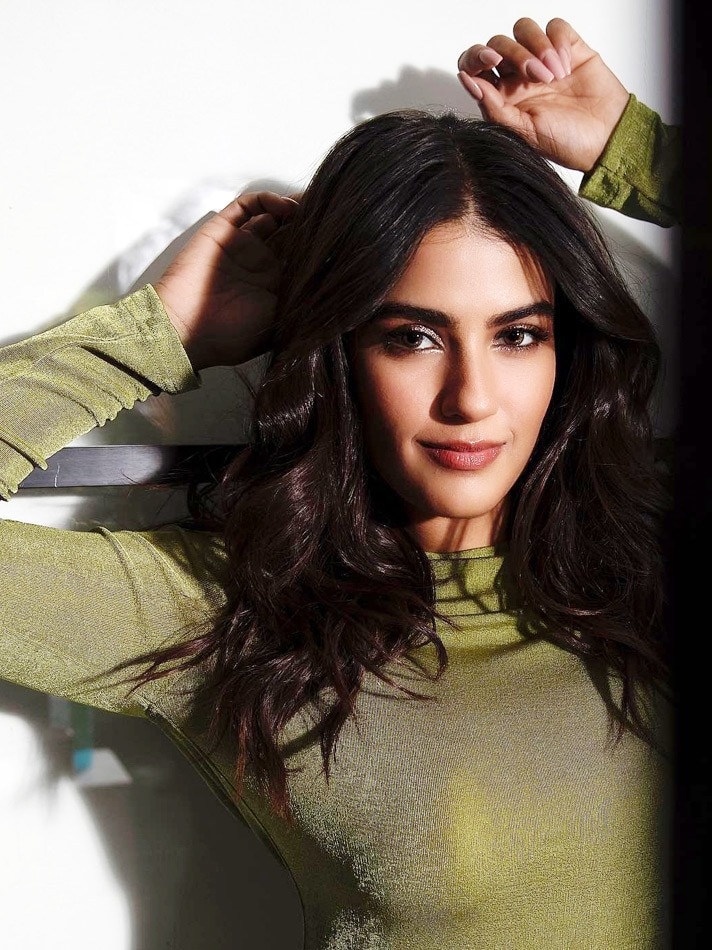 कौन हैं शाहिद कपूर की 'फर्जी' गर्लफ्रेंड काव्या थापर?