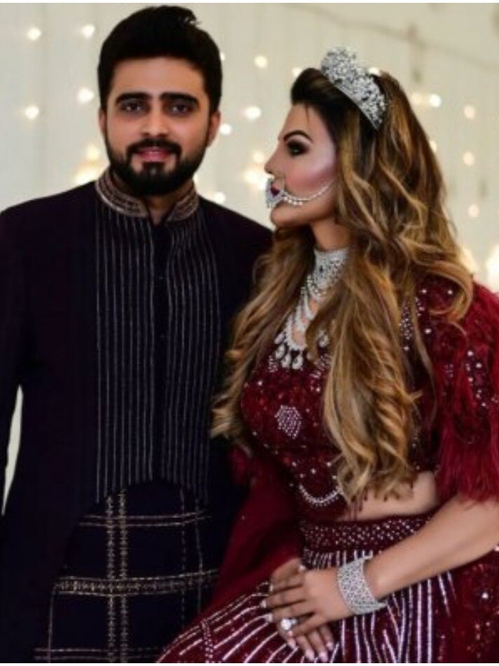 पति संग रोमांटिक हुईं राखी, गोद में बैठकर किया Kiss, बेडरूम वीडियो वायरल