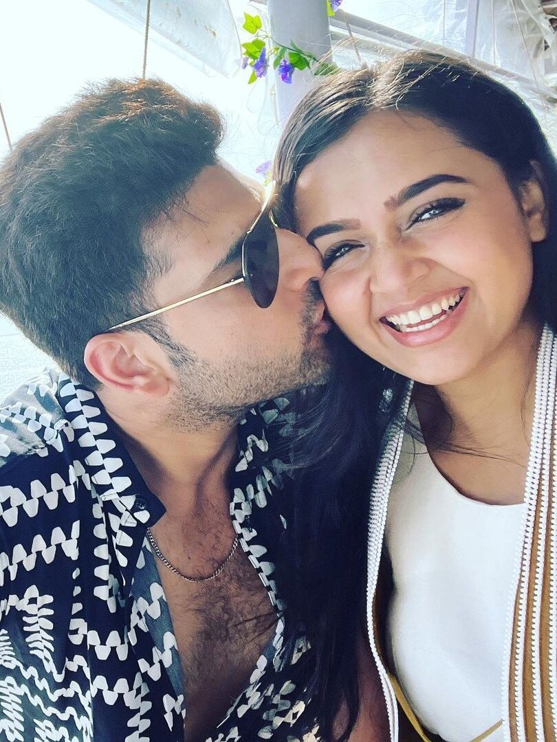 Valentine's Day: 9 साल छोटी गर्लफ्रेंड संग रोमांटिक हुआ एक्टर, किया Kiss 