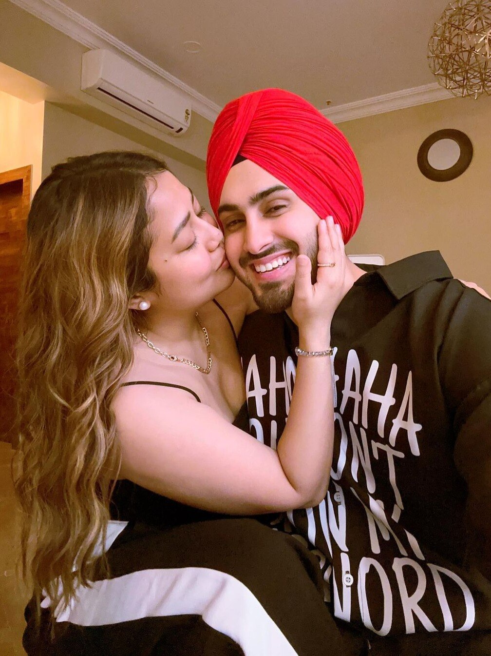 पति संग रोमांटिक हुईं नेहा कक्कड़, पर फैन्स कर रहे सिंगर को बॉडी शेम