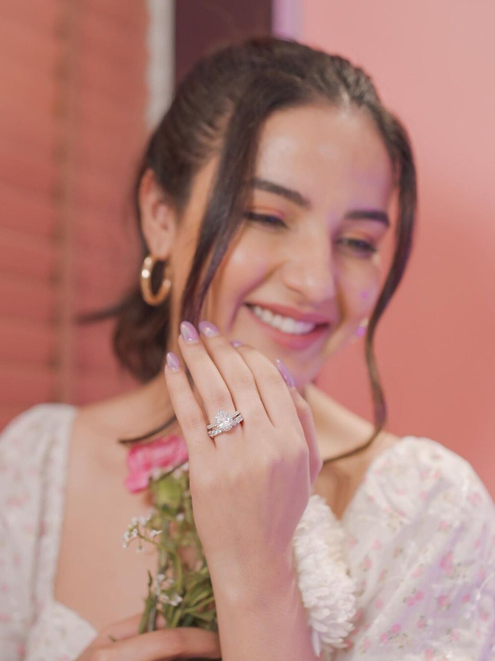 गुडन्यूज! जैस्मिन- अली ने की सगाई? एक्ट्रेस ने फ्लॉन्ट की डायमंड रिंग