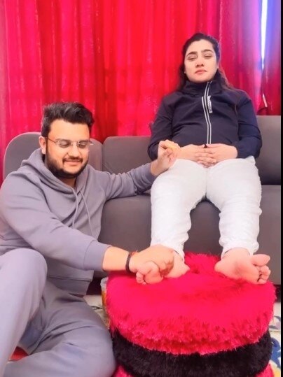 10 साल बाद मां बन रही एक्ट्रेस, पति से दबवाए पैर, भड़के यूजर्स बोले-  आप कैसी पत्नी हैं?