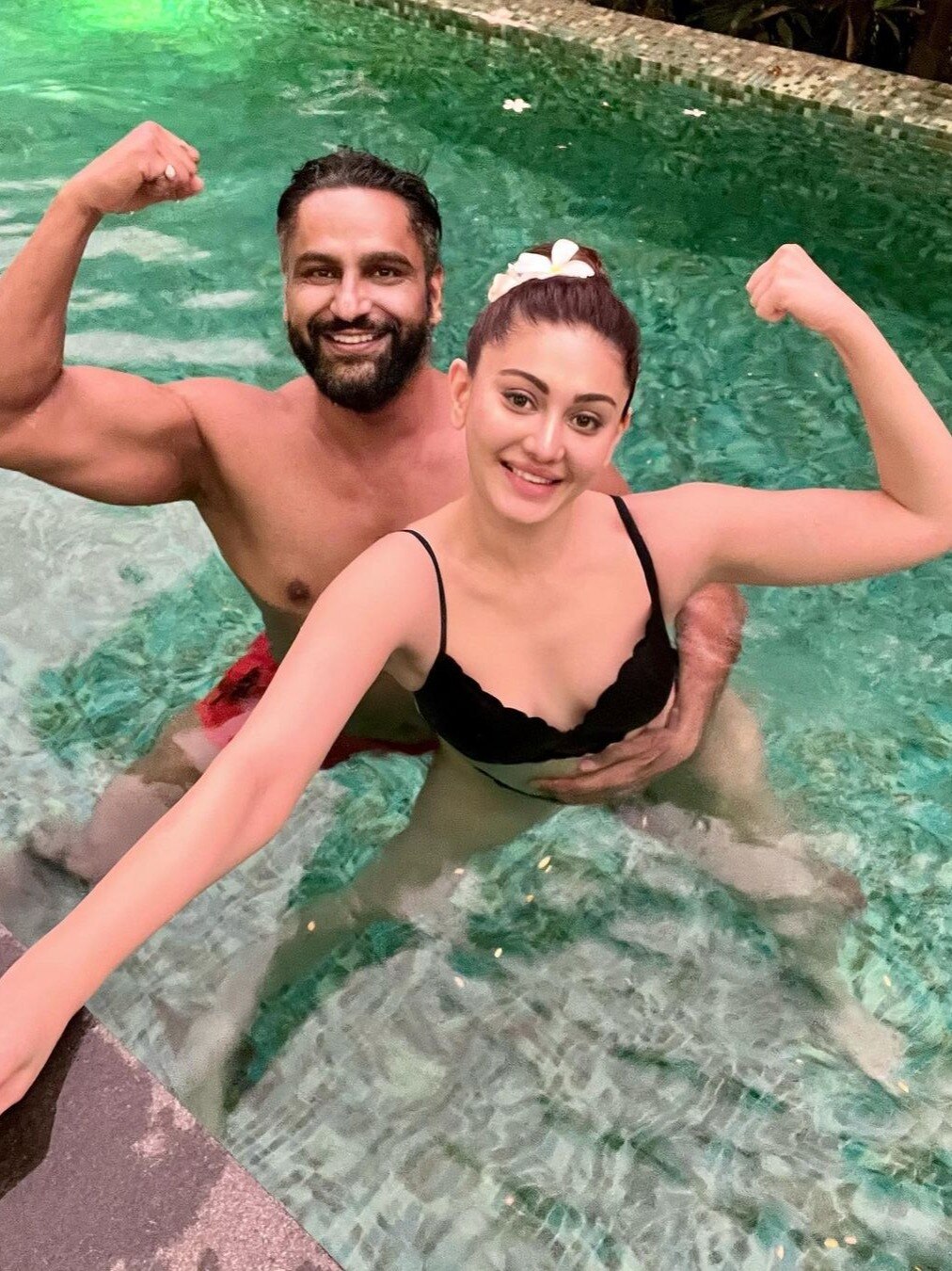 बिकिनी पहनकर पति संग रोमांटिक हुई 40 साल की एक्ट्रेस, लोग बोले- लंगूर के हाथ में अंगूर