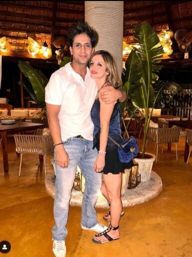 कभी हग, कभी Kiss, बॉयफ्रेंड संग रोमांटिक हुई ऋतिक रोशन की  Ex वाइफ, Video