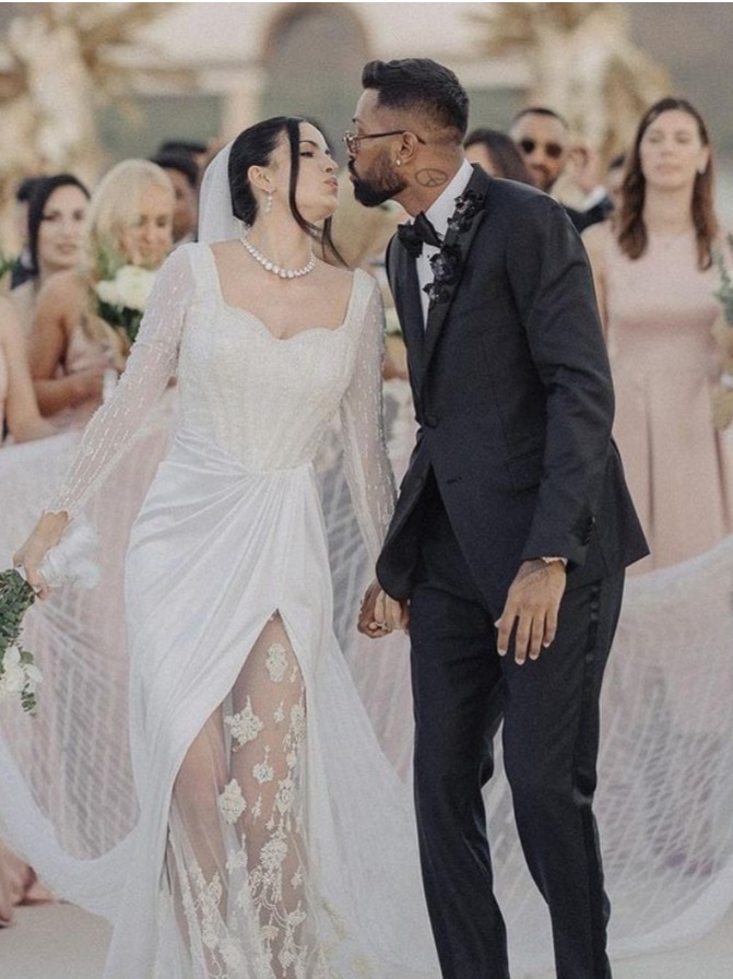 50 दिन की मेहनत-15 फीट लंबा वेल, नताशा के वेडिंग गाउन पर लिखा है पति हार्दिक पंड्या का नाम