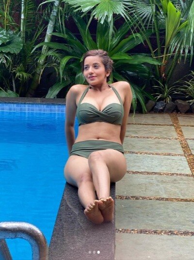 40 साल की मोनालिसा उम्र को देती हैं मात, बिकिनी में फ्लॉन्ट की टोन्ड फिगर