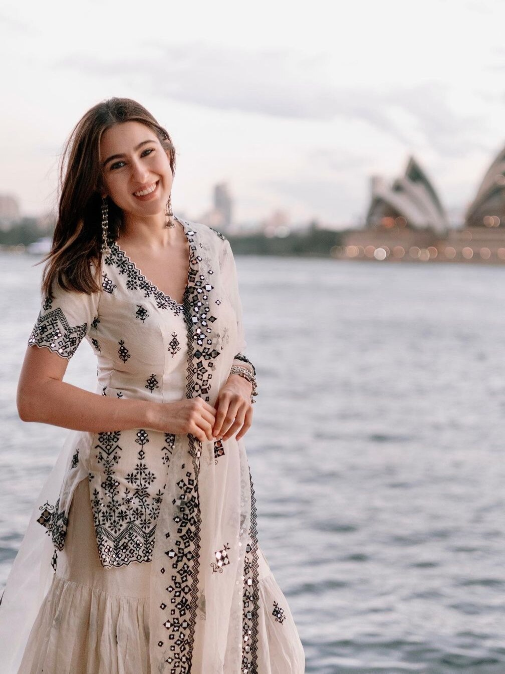 विदेश में शरारा पहन इतराईं सारा अली खान, यूजर्स बोले- शुभमन भैय्या कहां हैं?