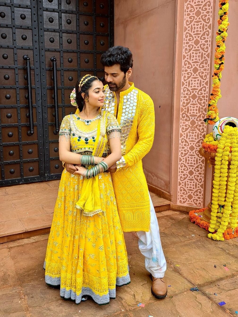 43 साल का शादीशुदा एक्टर, ऑनस्क्रीन 21 साल की एक्ट्रेस संग बनी जोड़ी, किया रोमांस