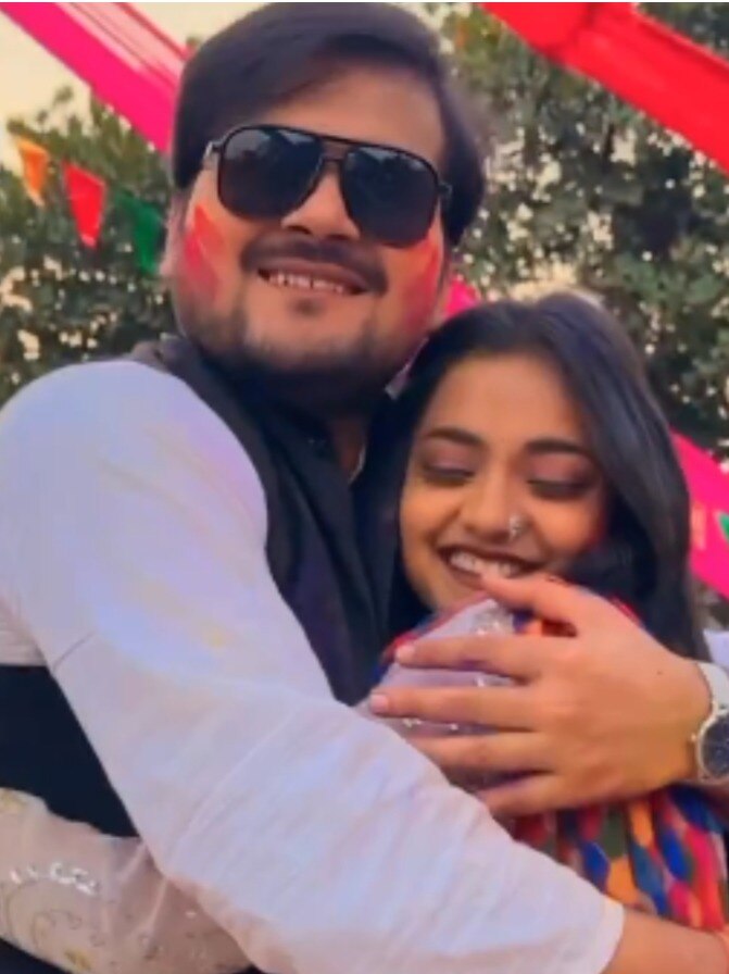 पत्नी को छोड़ इस एक्ट्रेस संग इश्क फरमा रहे भोजपुरी एक्टर? यूजर्स बोले- भाभी मारेगी भईया
