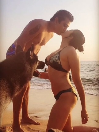 Video: खुलेआम इश्क फरमाती नजर आई 42 साल की ये एक्ट्रेस, पति संग किया लिपलॉक