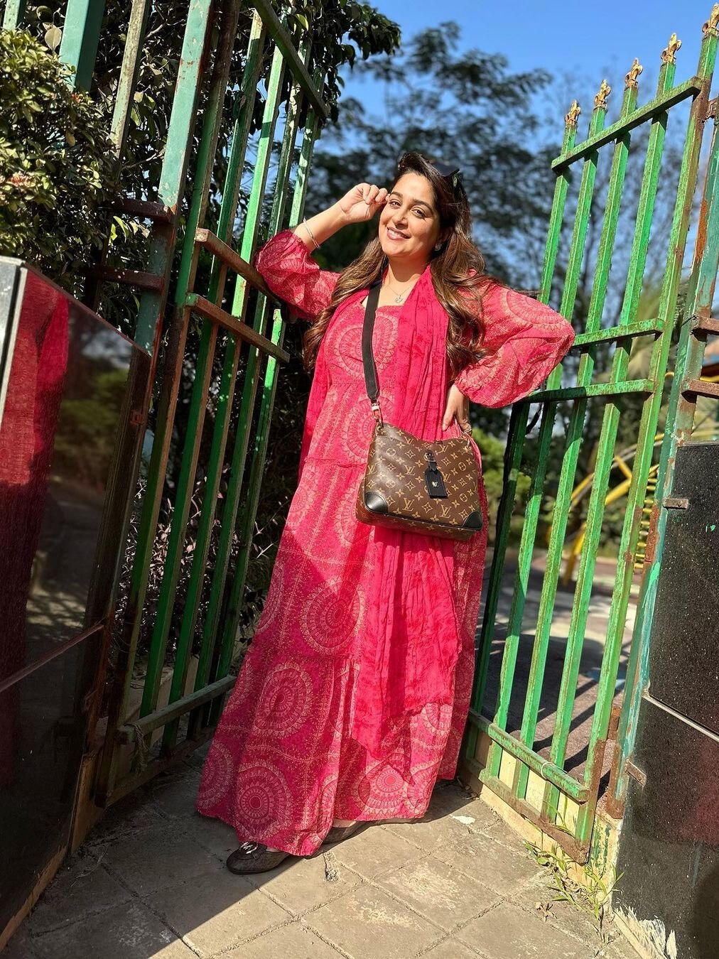 रेड ड्रेस में दीपिका ने फ्लॉन्ट किया बेबी बंप, चेहरे पर दिखा प्रेग्नेंसी ग्लो, फैन्स बोले- नजर न लग