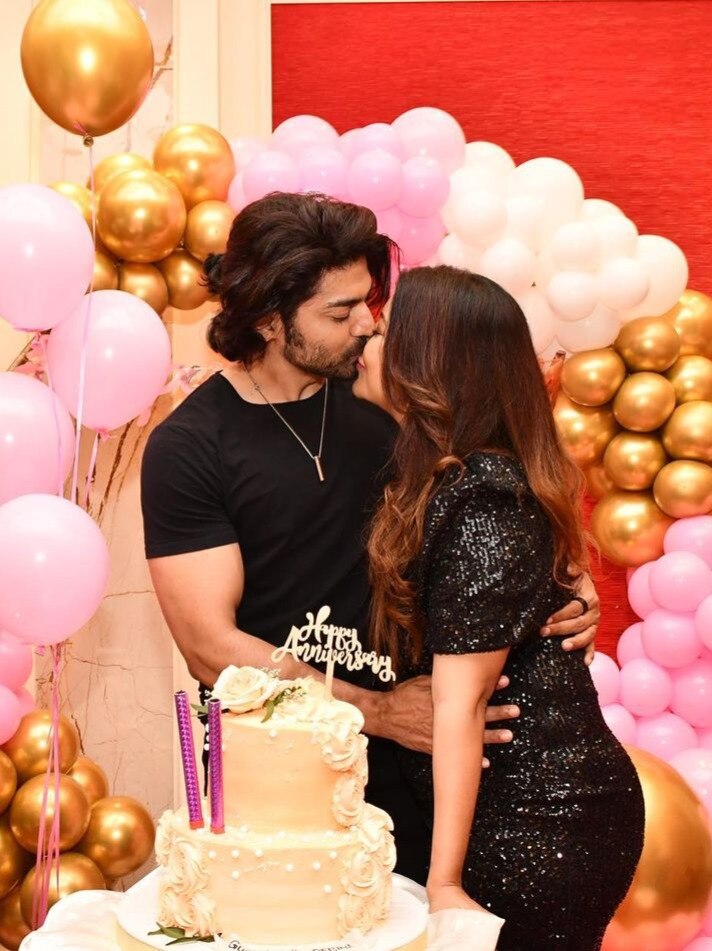 2 बच्चों के पैरेंट्स का कैमरे के सामने रोमांस, टीवी कपल ने किया Liplock, फोटोज वायरल