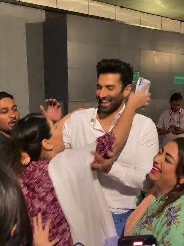 'एक Kiss...', फैन ने पार की हद, एक्टर को जबरदस्ती किस करने की कोशिश, भड़के लोग