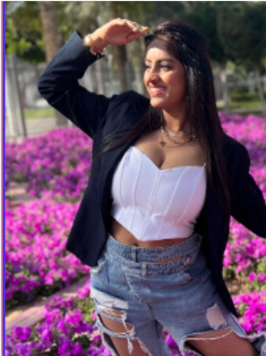 फटी जींस पहनकर एक्ट्रेस का डांस, ग‍िरते-ग‍िरते बचीं, उड़ा मजाक