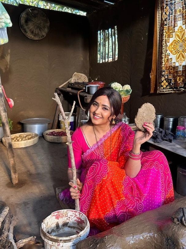 आलीशान लाइफ छोड़ गांव में बसी ये एक्ट्रेस, खेत में किया काम, चूल्हे पर बनाया खाना