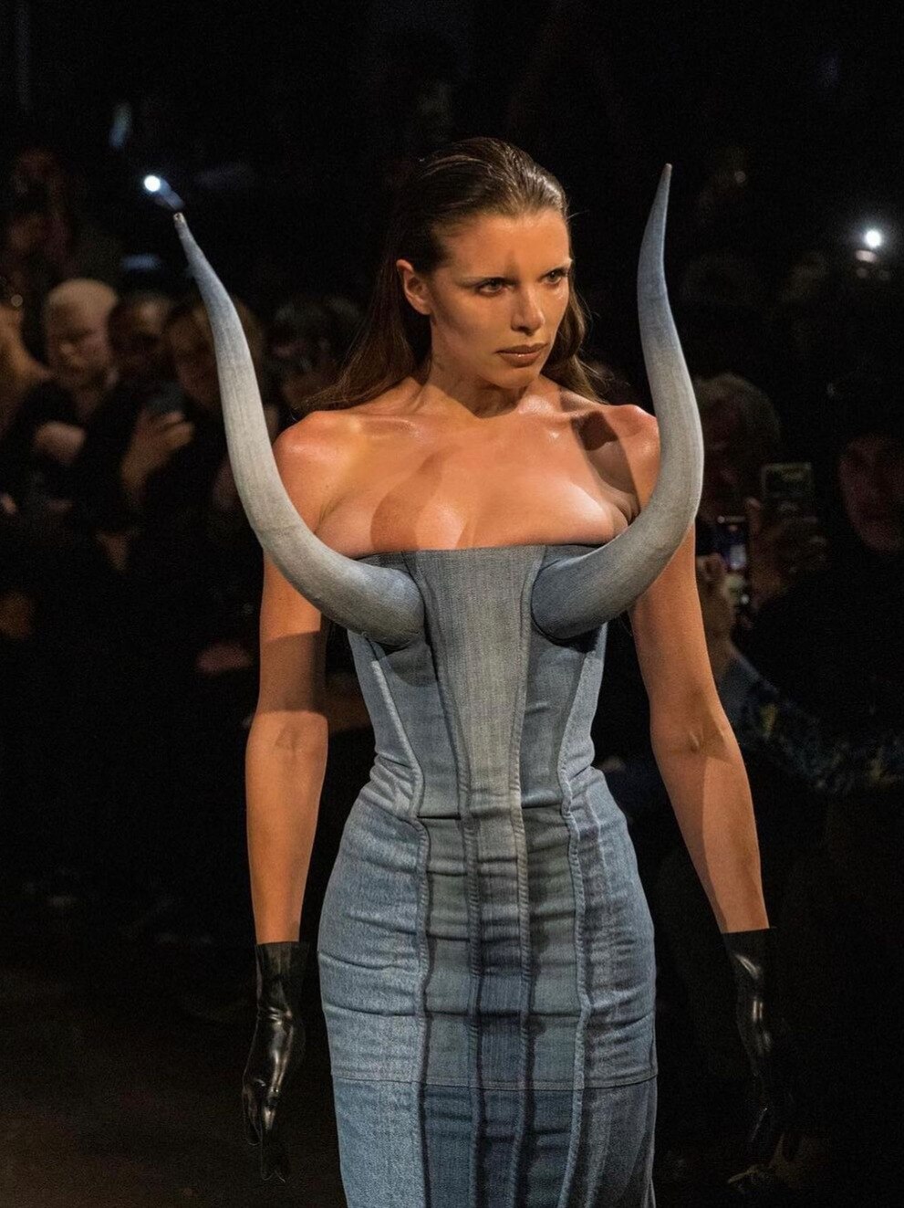 ड्रेस में सींग लगाकर रैम्प पर उतरी मॉडल, देखकर बोले यूजर्स- अब इसे क्या कहें?