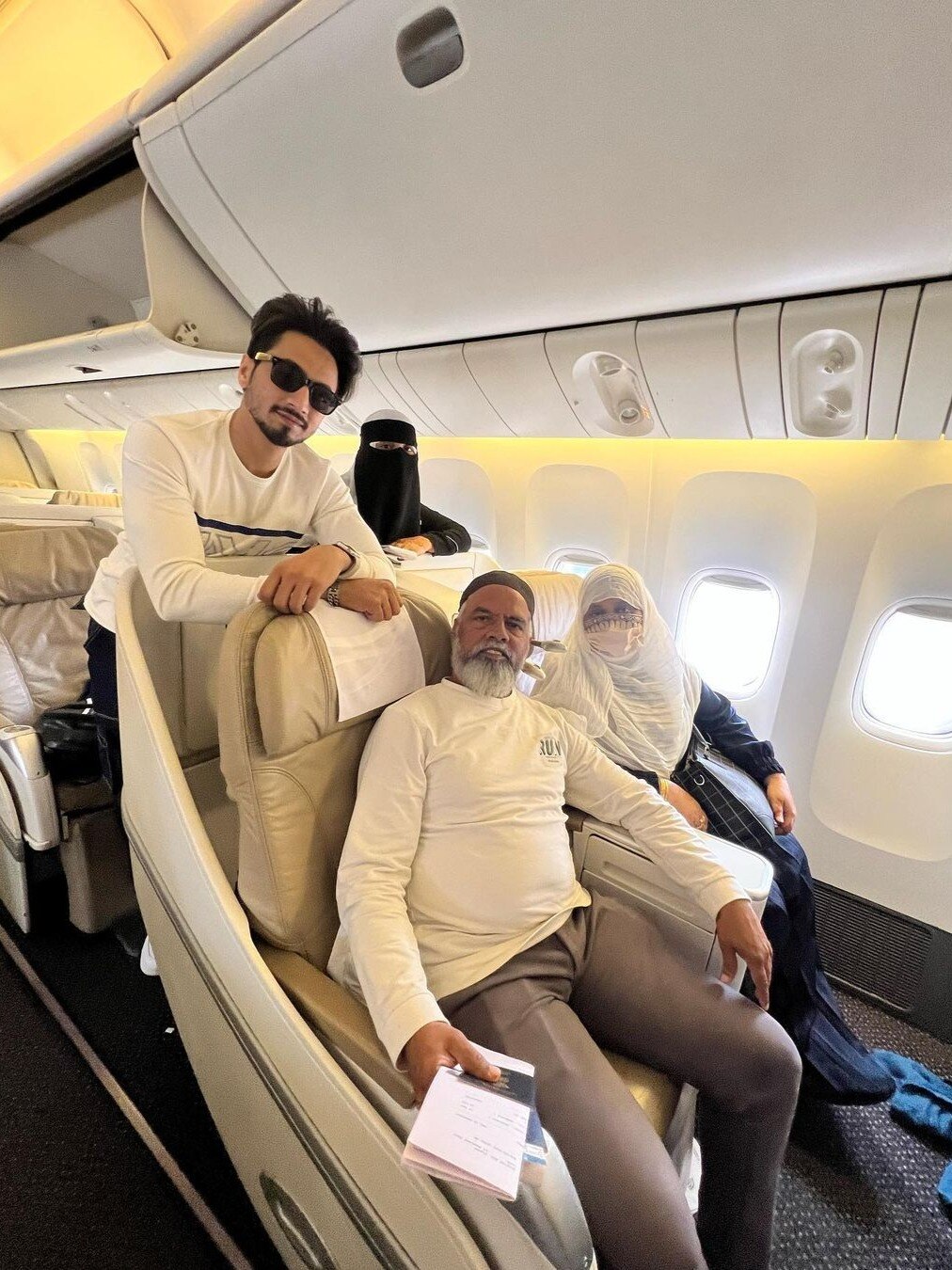 कभी कपड़े बेचा करता था एक्टर, अब लग्जरी फ्लाइट में मां-बाप को उमराह कराने निकला