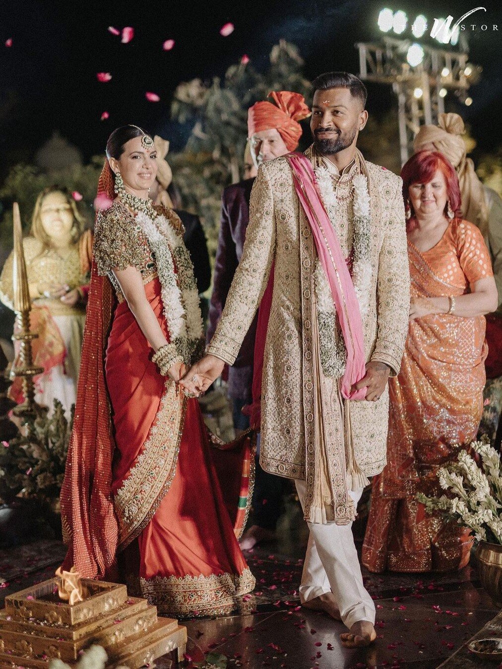 गोल्डन लहंगे में हार्दिक की दुल्हनिया बनीं नताशा, फेरों पर पहनी रेड साड़ी, PHOTOS