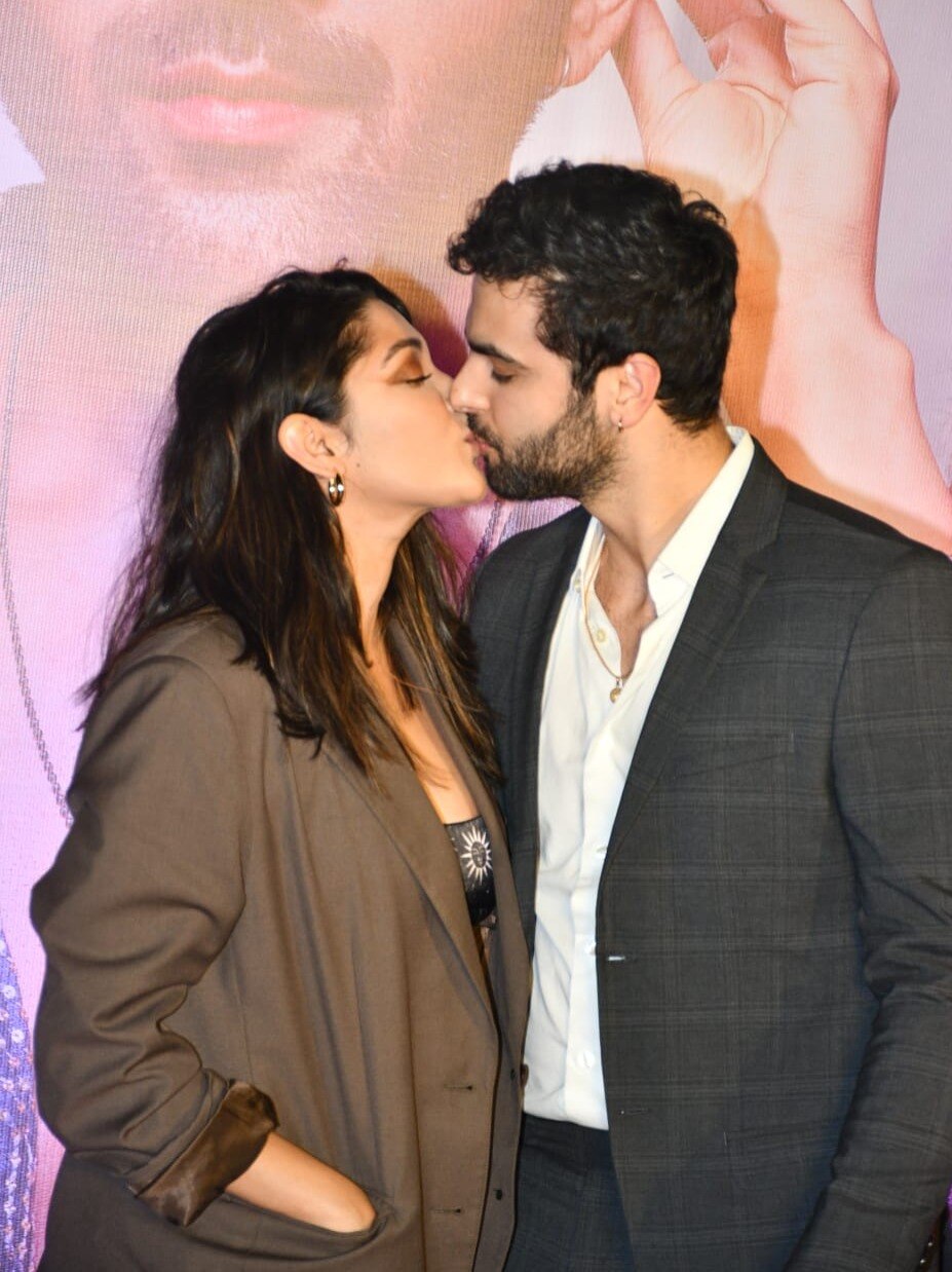 पैपराजी के सामने एक्टर ने बीवी संग किया Lip Lock, यूजर्स बोले- शो ऑफ की जरूरत नहीं