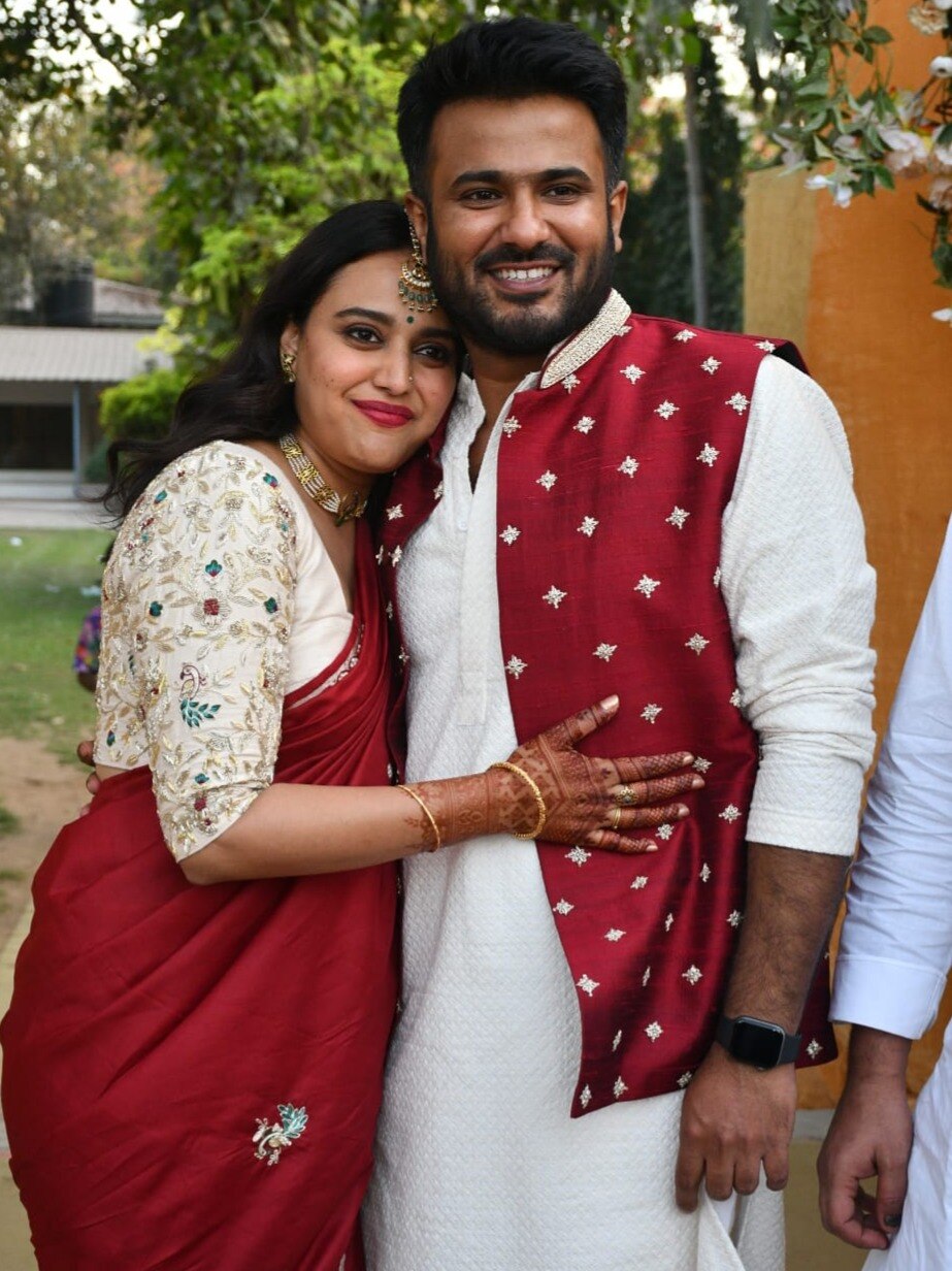 नई नवेली दुल्हन स्वरा ने शादी में पहनी मां की 40 साल पुरानी साड़ी, लगीं खूबसूरत