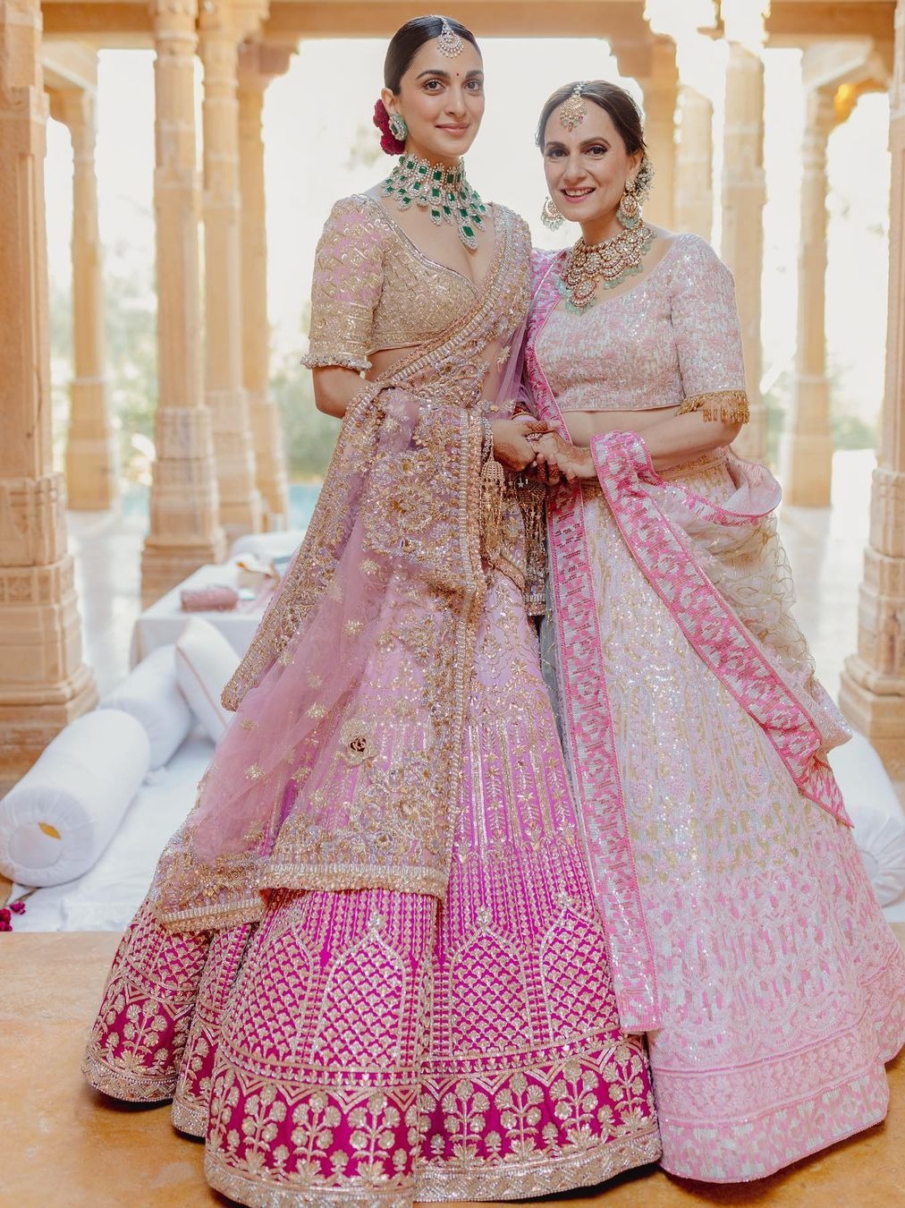 दुल्हन बनीं कियारा, पर मां ने लूटी महफिल, खूबसूरती से नहीं हटेंगी नजरें, लगती हैं बहनें