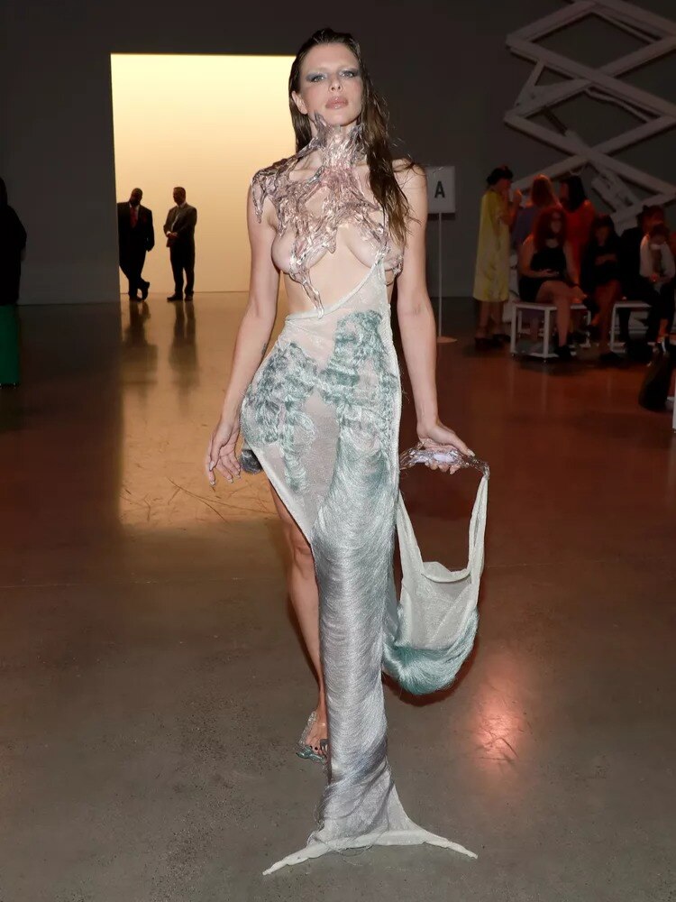 मॉडल ने बॉडी पर ये क्या चिपकाया? ड्रेस देखकर चकराए फैंस