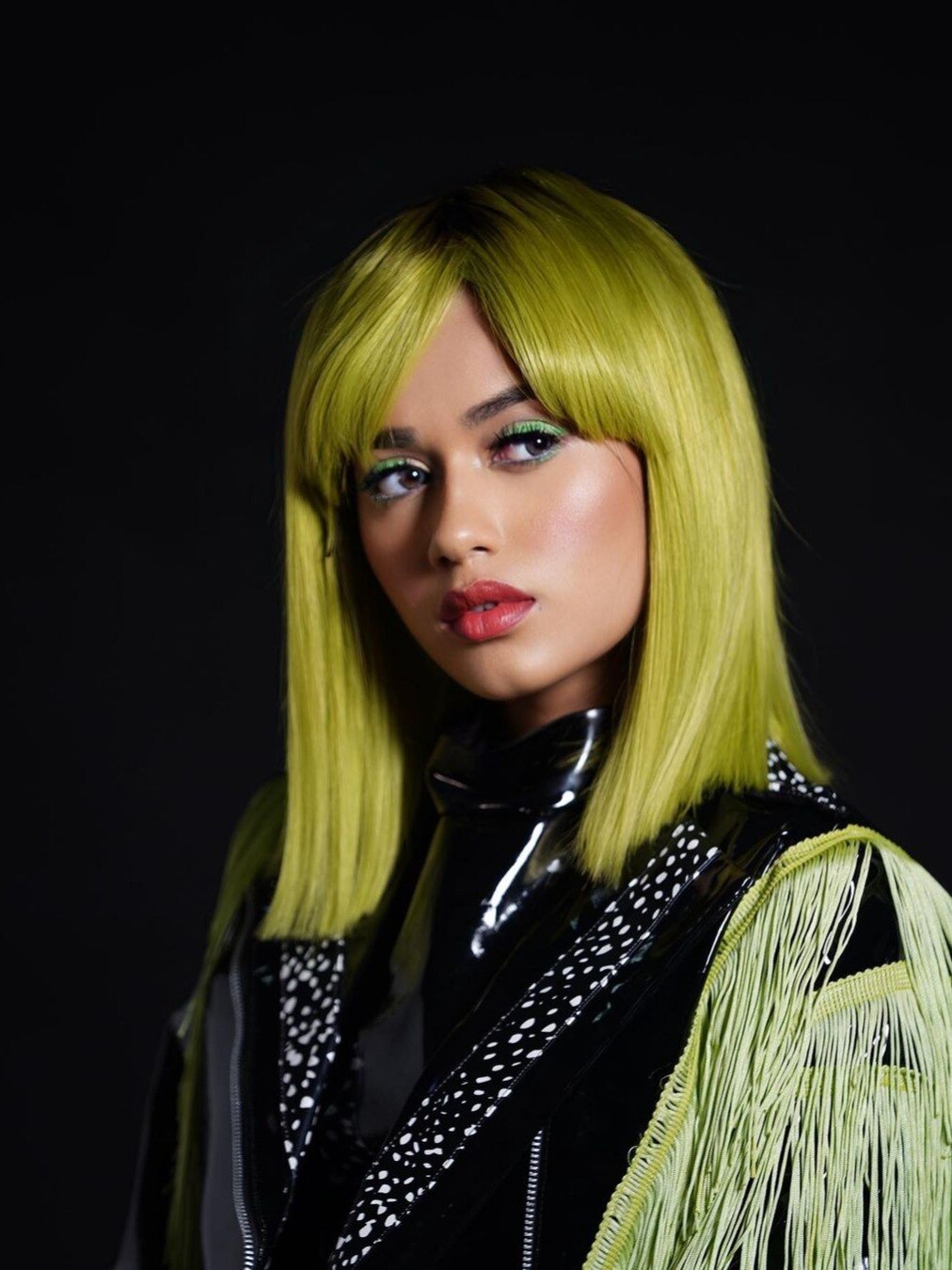 हरे बाल, ब्लू लाइनर, अतरंगी जैकेट, 21 साल की एक्ट्रेस पर आया फैन्स का दिल