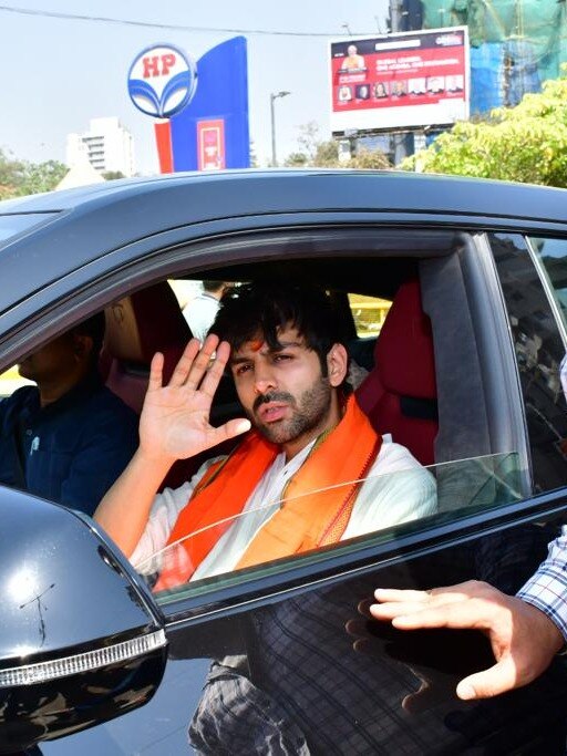 सिद्धि‍विनायक के दरबार में शहजादा, पुलिस ने काटा चालान, जानें क्यों?